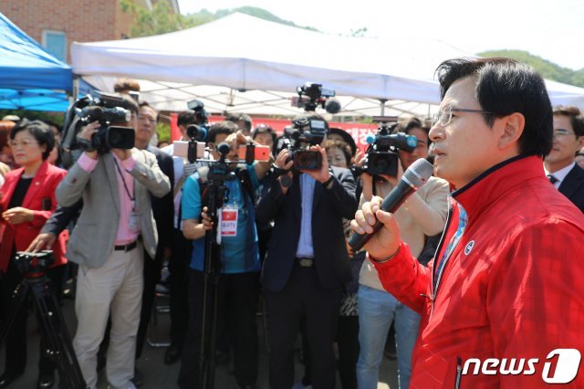 황교안 자유한국당 대표가 10일 오전 경북 영천시 대창면 구지리 마을회관 앞에 도착해 환영 나온 주민들을 향해 인사말을 전하고 있다. 2019.5.10/뉴스1 © News1