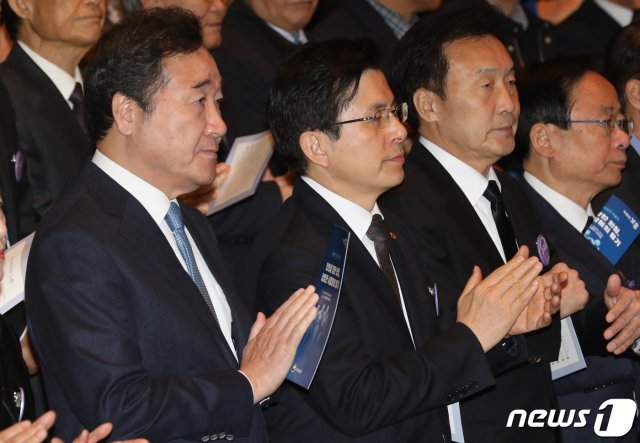 황교안 자유한국당 대표(왼쪽에서 두번째)와 이낙연 국무총리(왼쪽). 뉴스1 © News1