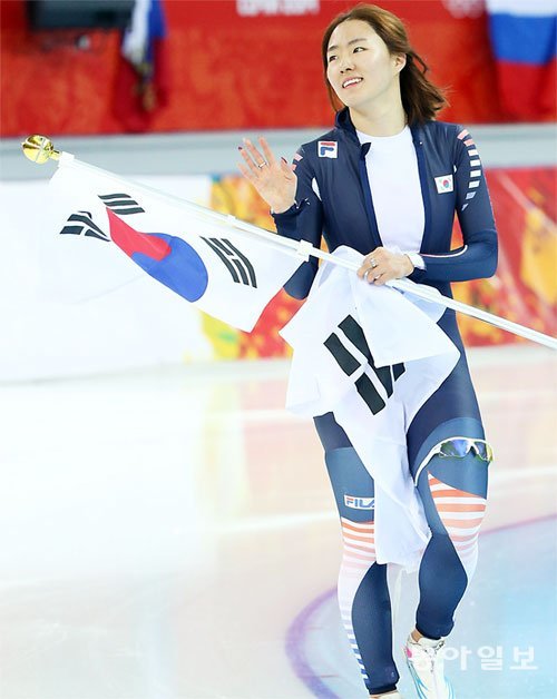 이상화가 2014년 소치 겨울올림픽 스피드스케이팅 여자 500m에서 올림픽 2연패에 성공한 뒤 밝은 얼굴로 팬들에게 인사하고 있다. 이상화는 한국 여자 스피드스케이팅을 세계 정상으로 이끌며 ‘빙속 여제’로 불렸다. 동아일보DB