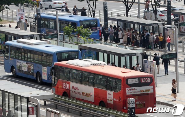 서울역 버스 환승센터에서 버스들이 줄지어 지나는 모습. /뉴스1 © News1