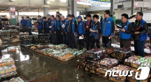 전남 신안군 지도읍에 위치한 신안군수협 송도위판장에서의 중매인들의 위판 모습. © News1