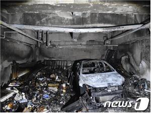 10일 오후 서울 성동구  행당동의 한 아파트 지하주차장에서 화재가 발생해 차량 3개 전소됐다. (성동소방서 제공)