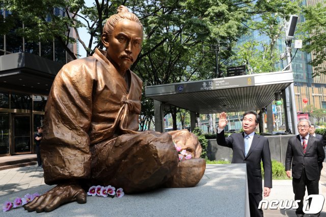 이낙연 국무총리가 11일 오전 제125주년 동학농민혁명 기념식에 참석하기 전 서울 종로구 영풍문고 앞에 있는 전봉준 동상을 바라보고 있다. © News1