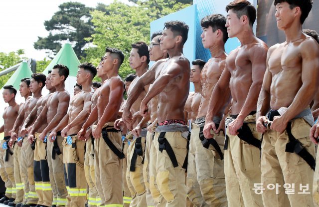 몸짱 소방관들이 자신의 몸을 뽐내고 있다.