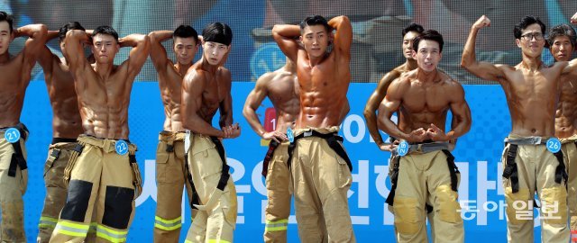 11일 오후 서울 영등포구 여의도공원에서 열린 ‘제8회 몸짱 소방관 선발대회’에서 참가자들이 육체미를 뽐내고 있다. 이날 대회에서 선발된 소방관은 ‘2020년 몸짱 소방관 달력’ 모델로 이름을 올리며, 달력 판매 수익은 전액 저소득층 중증화상 환자 치료비로 기부된다. 최혁중 기자 sajinman@donga.com