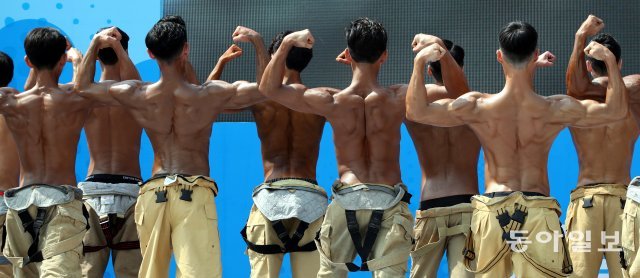 몸짱소방관들이 멋진 뒷태를 선보이고 있다.