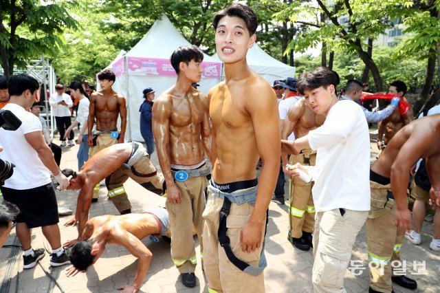 몸이 더 근육질로 보이기 위해 몸에 스프레이를 뿌리며 관리를 받고 있다.