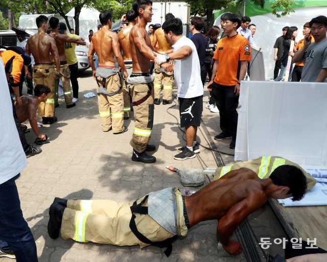 무대에 오르기 전까지 최선을 다하는 몸짱 소방관들