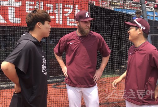 키움 히어로즈 에릭 요키시(가운데)가 11일 경기에서 자신의 투구에 얼굴을 맞은 KT 위즈 강백호(왼쪽)에게 12일 경기에 앞서 사과했다. 강백호는 연신 “노 프라블럼!”이라며 유쾌하게 응대했다. 수원｜최익래 기자 ing17@donga.com