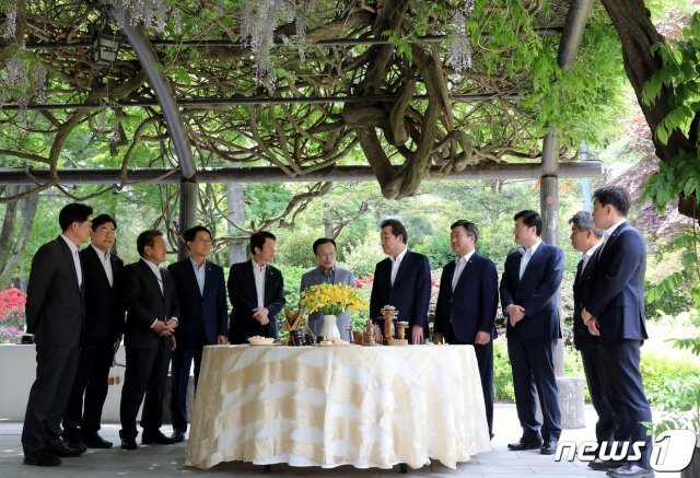 12일 오후 서울 종로구 삼청동 총리공관에서 열린 고위당정청협의회에서 노형욱 국무조정실장(왼쪽부터), 박찬대 더불어민주당 원내대변인, 강기정 정무수석, 조정식 더불어민주당 정책위의장, 이인영 원내대표, 이해찬 대표, 이낙연 국무총리, 홍남기 경제부총리 겸 기획재정부 장관, 윤호중 사무총장, 김수현 청와대 정책실장, 홍익표 더불어민주당 수석대변인, 윤종원 청와대 경제수석, 강훈식 의원이 공관 내 등나무 아래서 환담을 나누고 있다. 2019.5.12/뉴스1 © News1