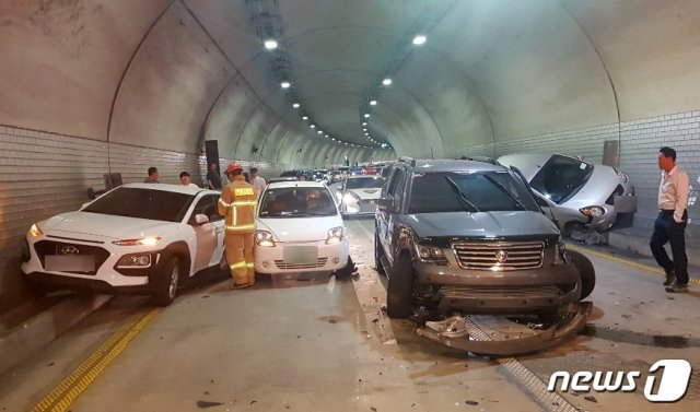 12일 오후 4시17분께 울산 동구 마성터널 출구서 차량 6중 추돌가 발생해 14명이 경미한 부상을 입었다. (울산경찰청 제공) © 뉴스1