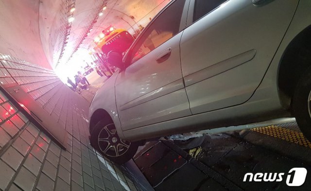 12일 오후 4시17분께 울산 동구 마성터널 출구서 차량 6중 추돌가 발생해 14명이 경미한 부상을 입었다. (울산경찰청 제공) © 뉴스1