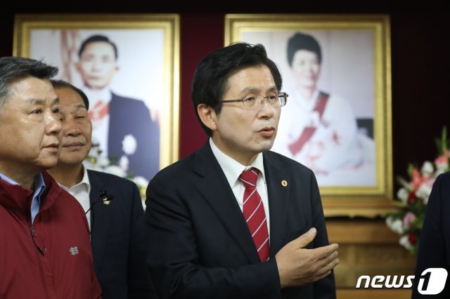 황교안 자유한국당 대표가 12일 오후 경북 구미시 상모동 박정희 전 대통령 생가를 찾아 추모관에서 참배를 마친 뒤 이야기 나누고 있다. 2019.5.12/뉴스1 © News1