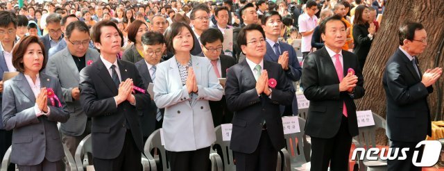 이해찬 더불어민주당 대표(오른쪽부터), 손학규 바른미래당 대표, 정동영 민주평화당 대표, 이정미 정의당 대표, 이인영 더불어민주당 원내대표, 나경원 자유한국당 원내대표가 12일 불기 2563년 부처님오신날을 맞아 서울 종로구 조계사에서 열린 봉축법요식에서 합장하고 있다. 2019.5.12/뉴스1 © News1