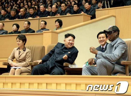 지난 2014년 함께 농구 경기를 관람하고 있는 김정은 북한 국무위원장과 NBA 선수 출신의 데니스 로드먼. (노동신문)