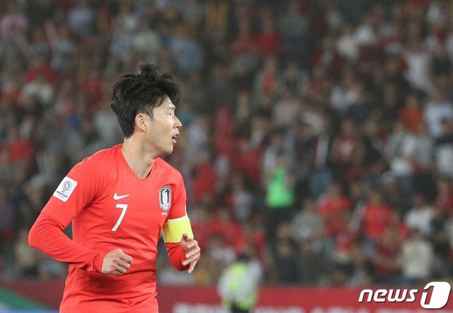 대한민국 축구대표팀 손흥민이 지난 1월25일(현지시간) 아랍에미리트연합(UAE) 아부다비 자예드 스포츠 시티 스타디움에서 열린 2019 아시아축구연맹(AFC) 아시안컵 8강 대한민국과 카타르의 경기에서 득점에 실패한 후 아쉬워하고 있다. /뉴스1 © News1