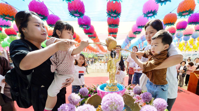불기 2563년 부처님오신날인 12일 울산 정토사를 찾은 어린이들이 아기 부처를 씻어주는 관불의식을 하고 있다. 이날 전국 사찰에서 봉축법요식이 일제히 열렸다. 울산=뉴시스