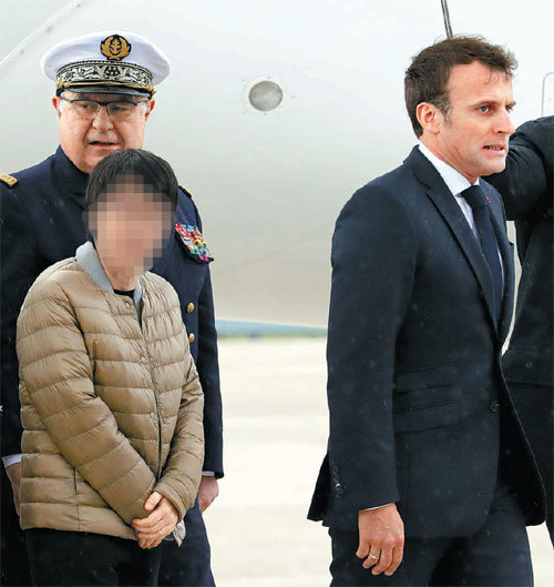 佛 도착한 한국인 피랍자 아프리카 부르키나파소에서 구출된 한국인 피랍자(앞줄 왼쪽)가 11일(현지 
시간) 프랑스 벨리지빌라쿠블레 군 공항에 내려 이동하고 있다. 에마뉘엘 마크롱 프랑스 대통령(오른쪽)이 직접 구출된 피랍자들을 
맞이했다. 이날 공항에서 열린 기자회견에서 피랍자들은 “목숨을 잃은 두 장병의 가족을 찾아 애도를 표하겠다”고 밝혔다. 
벨리지빌라쿠블레=AP 뉴시스