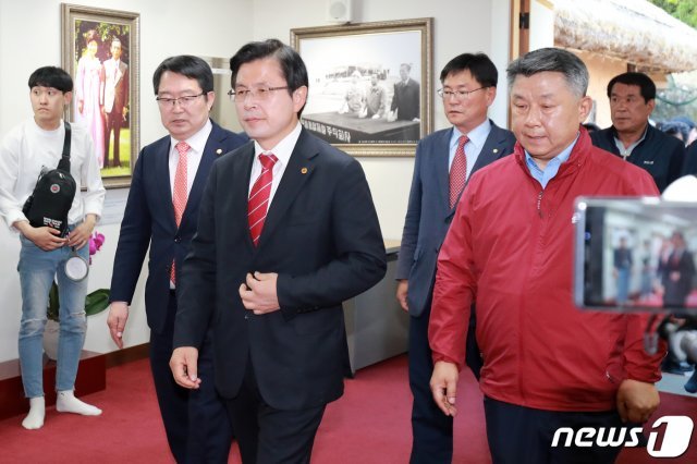 황교안 자유한국당 대표가 지난 12일 오후 경북 구미시 상모동 박정희 전 대통령 생가를 찾아 참배하기 위해 추모관에 들어서고 있다.© News1