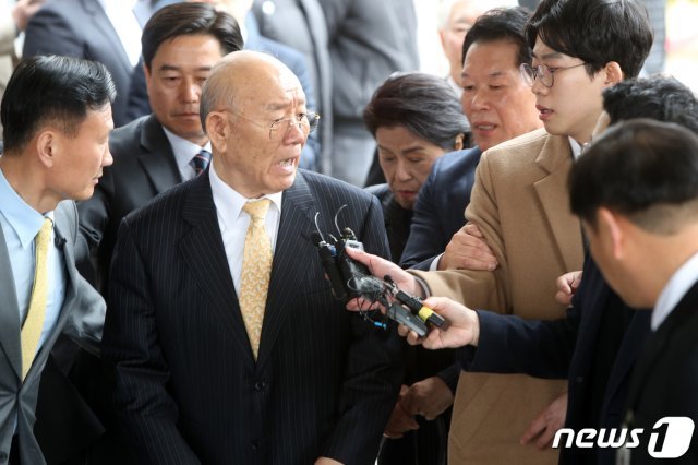 전두환 전 대통령이 5·18 민주화운동 관련 피고인으로 11일 광주지방법원에 들어서고 있다. 전씨는 2017년 4월 출간한 회고록에서 5·18 당시 헬기사격을 목격했다고 증언한 고(故) 조비오 신부를 ‘성직자라는 말이 무색한 파렴치한 거짓말쟁이’라고 비난하고 명예를 훼손한 혐의로 기소됐다. © News1