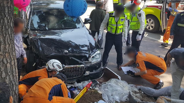 부처님오신날인 12일 오후 경남 양산시 통도사 경내에서 70대 운전자가 몰던 승용차가 절을 찾은 사람들을 덮친 현장에서 소방대원들이 부상자들을 구조하고 있다. 사진=양산경찰서 제공