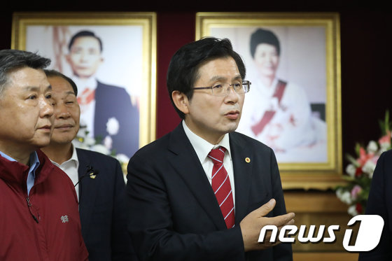 황교안 자유한국당 대표가 12일 오후 경북 구미시 상모동 박정희 전 대통령 생가를 찾아 추모를 마친 뒤 이야기 나누고 있다. 2019.5.12/뉴스1 ⓒ News1