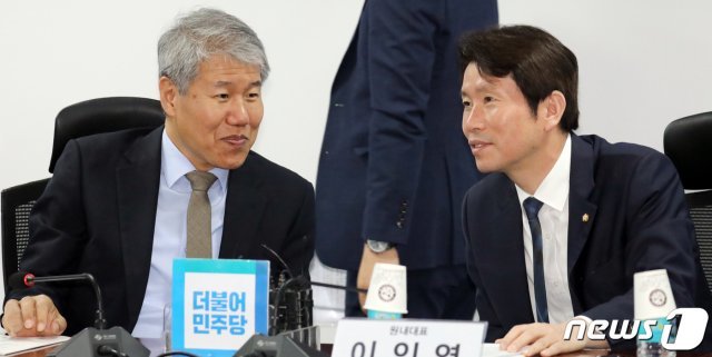 이인영 더불어민주당 원내대표가 10일 서울 여의도 국회에서 열린 당·정·청 을지로민생현안 회의에서 김수현 청와대 정책실장과 대화를 하고 있다. 뉴스1