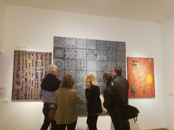 베니스 비엔날레 전시중인 최비오 작품을 관람객들이 토론하며 감상하고 있다.