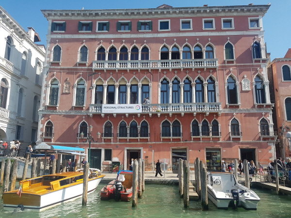 최비오 작가의 특별전이 열리고 있는 팔라조 벰보 전시장 전경