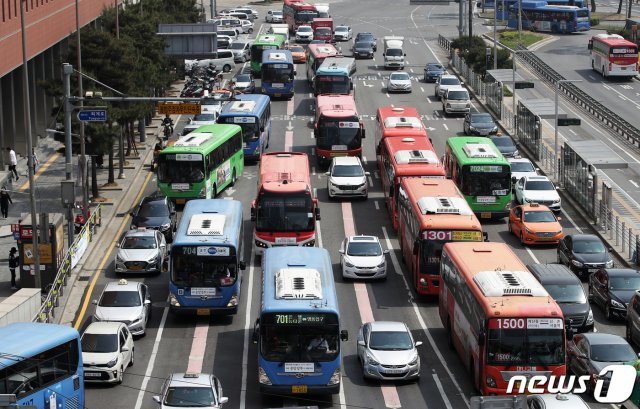 서울역 버스 환승센터에서 버스들이 줄지어 지나는 모습. 2019.5.10/뉴스1 © News1