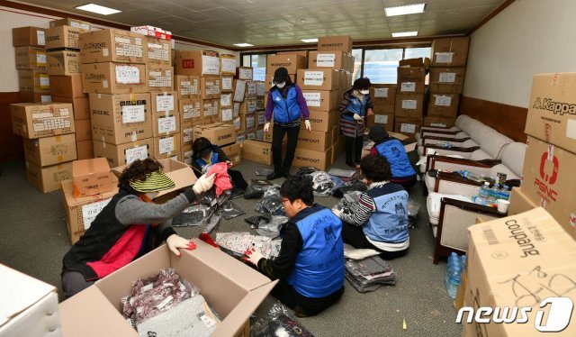 산불피해 구호물품을 정리하는 자원봉사자들 (뉴스1DB)