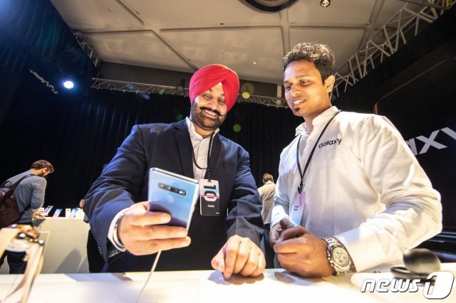 인도 뉴델리에서 열린 삼성전자 ‘갤럭시 S10’ 출시 행사에서 관람객들이 제품을 살펴보고 있다.(삼성전자 제공) 2019.3.7/뉴스1