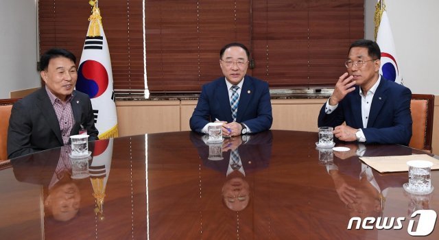 홍남기 경제부총리 겸 기획재정부 장관(가운데)이 13일 오전 서울 종로구 정부서울청사 집무실에서 류근중 전국자동차노동조합연맹 위원장(왼쪽), 김주영 한국노총 위원장과 만나 대화하고 있다. 2019.5.13/뉴스1 © News1