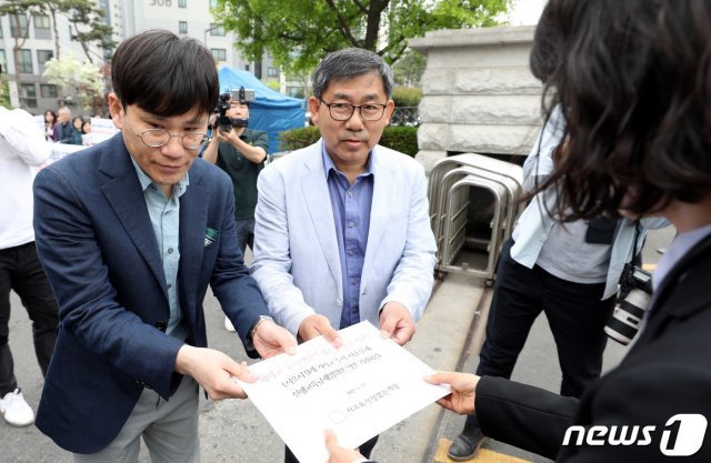 최수일 사교육걱정없는세상 수학사교육포럼 공동대표(오른쪽)와 구본창 정책국장이 13일 오전 서울 종로구 신문로 서울특별시교육청 앞에서 가진 ‘서울시 자사고 수학 시험 문제 선행교육규제법 위반 적발’ 기자회견 후 교육청에 자사고 수학시험지 재조사 요구 서한문을 전달하고 있다.  2019.5.13/뉴스1 © News1