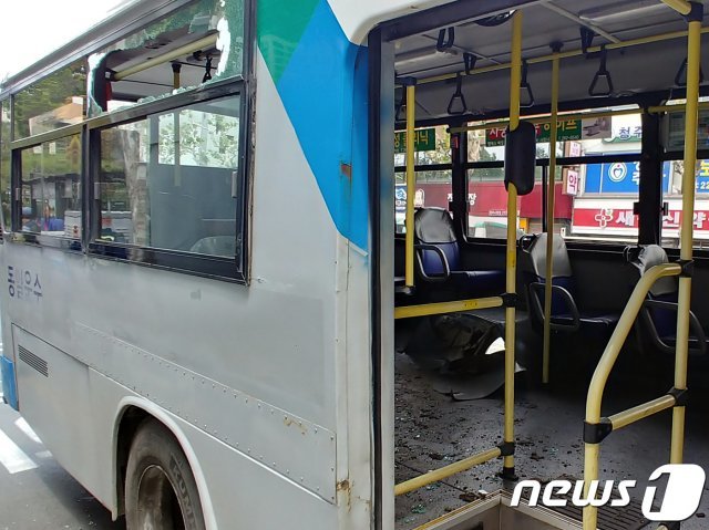 13일 오후 12시50분쯤 충북 청주시청 앞 정류장 앞을 주행하던 시내버스의 타이어가 터져 승객 10여명이 다쳤다. © 뉴스1