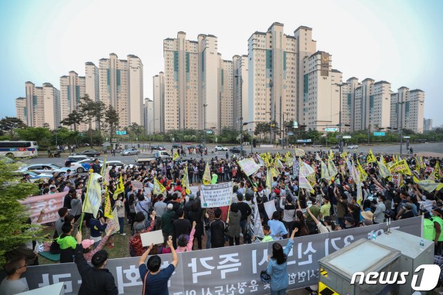 12일 오후 경기도 파주시 운정행복센터 앞에서 검단일산운정신도시연합회 회원들이 3기 신도시반대 운정일산집회를 하고 있다. 2019.5.12/뉴스1 © News1