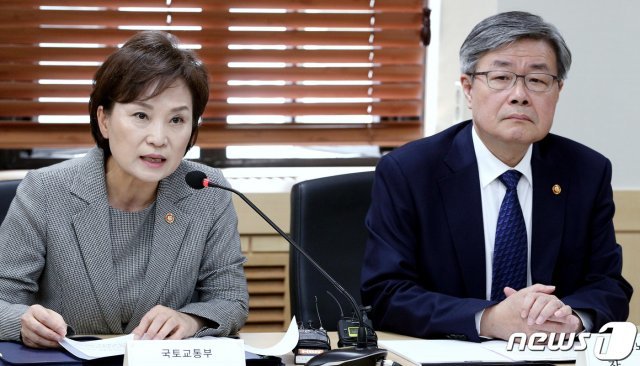 김현미 국토교통부 장관과 이재갑 고용노동부 장관 12일 오후 종로구 세종대로 정부서울청사 회의실에서 열린 ‘버스노조 노동쟁의 조정 신청에 따른 합동 연석회의’에서 모두발언을 하고 있다. 2019.5.12/뉴스1