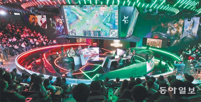 지난 1월 16일 서울 종로구 롤파크 내 LCK아레나에서 세계적으로 인기를 끌고 있는 e스포츠 ‘리그오브레전드(롤)’의 국내 리그 ‘2019 LCK 스프링시즌’ 개막전이 열렸다. 사진=원대연 기자 yeon72@donga.com