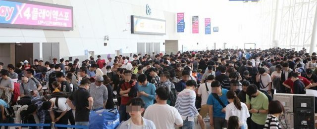 인산인해를 이루었던 레트로 장터 / 게임동아