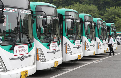 주 52시간 시행과 임금인상등과 관련해 정부와 이견을 빚고있는 버스업계가 15일 파업을 예고한 가운데 13일 경기 수원 공영차고지에 버스가 줄지어 서있다. 버스 앞에는 ‘준공영제 시행하라“ 문구가 적혀있다. 사진=김재명 기자 base@donga.com