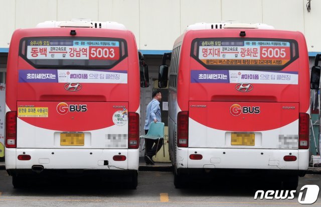 버스 총파업 예정일을 이틀 앞둔 13일 오후 경기도 용인시 처인구의 한 버스업체 차고지에 버스들이 정차돼 있다. 2019.5.13/뉴스1 © News1