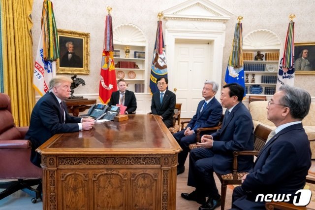 트럼프 미국 대통령과 신동빈 롯데그룹 회장이 면담을 하고 있다. (트럼프 트위터)© 뉴스1