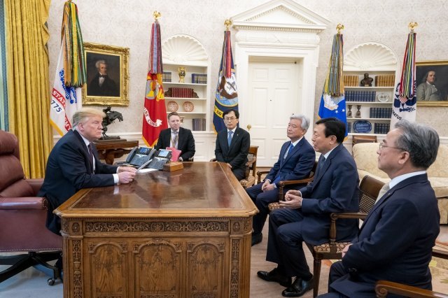 신동빈 롯데 회장(오른쪽 두번째)이 13일(현지시간) 미국 워싱턴DC 백악관에서 도널드 트럼프 미국 대통령(왼쪽)을 만나 투자 확대 및 협력 방안 등에 대해 논의하고 있다.(롯데지주 제공)