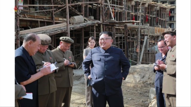 김정은 북한 국무위원장(가운데)이 지난해 8월 양강도 삼지연군 건설현장을 시찰하는 모습. 삼지연군은 북한이 ‘혁명의 성지’라고 선전하는 백두산 일대로 북한이 원산과 함께 경제 개발에 가장 힘쓰고 있는 지역이다. 사진 출처 노동신문