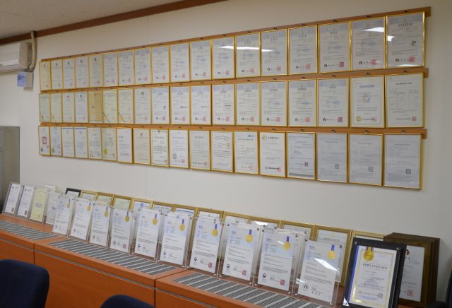 < 가락전자가 보유하고 있는 다양한 특허증 및 인증서, 상표/디자인 등록증 등, 출처: IT동아 >