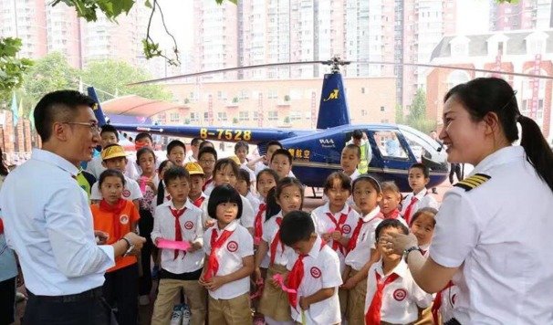 아이들에게 헬리콥터에 대해 설명하고 있는 천씨-웨이보 갈무리