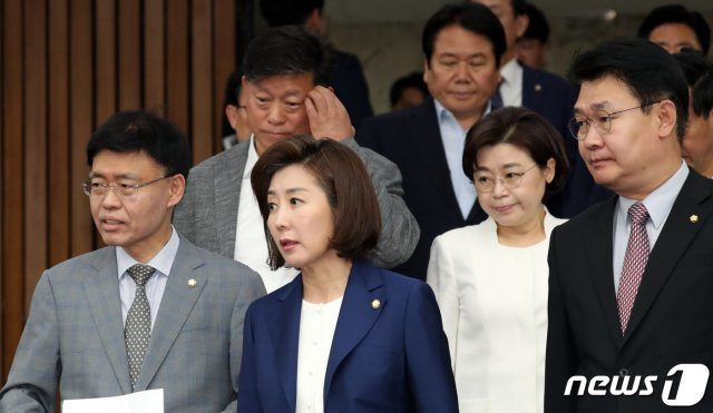 나경원 자유한국당 원내대표가 14일 서울 여의도 국회에서 열린 원내대책회의에 참석하고 있다. 2019.5.14/뉴스1 © News1