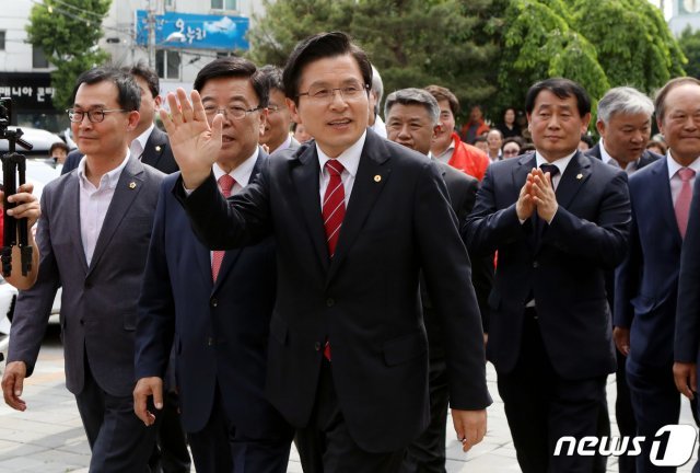 황교안 자유한국당 대표가 13일 오후 경북 안동시 화성동 경북유교문화회관을 찾아 안동지역 유림과 여성, 청년단체 대표들에게 인사하고 있다. © News1