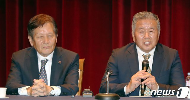 14일 오후 광주 서구 치평동 5·18기념문화센터 대동홀에서 열린 ‘5·18 증언회’에서 허장환 전 505보안대 요원이 발언하고 있다. 이번 증언회에서는 김용장 전 미군 501정보단 요원과 허 전 요원이 발언을 통해 전두환 전 대통령이 5·18 민주화운동 당시 계엄군의 사살명령을 내렸다고 증언했다. 2019.5.14/뉴스1 © News1