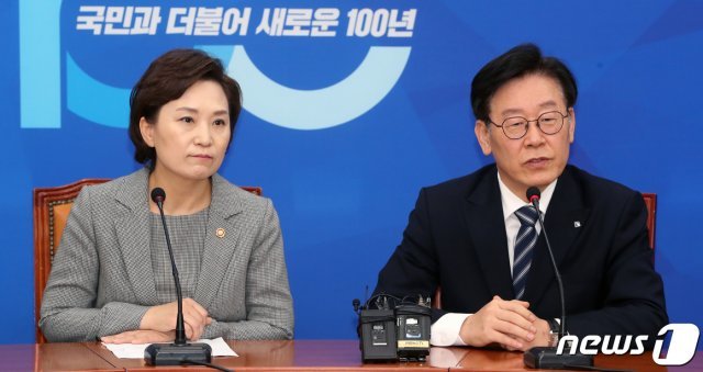 김현미 국토교통부장관과 이재명 경기도지사가 ‘버스 파업’과 관련 14일 서울 여의도 국회에서 이해찬 더불어민주당 대표를 면담 한 후 기자들에게 브리핑하고 있다. 김현미 장관은 버스파업 대책과 관련 ‘경기도 버스 준공영제와 광역버스요금 인상을 결정했다’고 말했다.2019.5.14/뉴스1 © News1